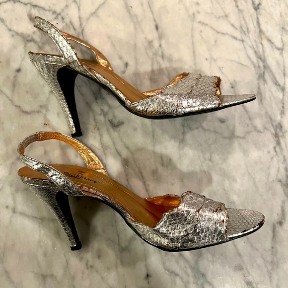 Vintage 1960s Felipe silver slingback heels.  Size 7 1/2. - Picture 3 of 6